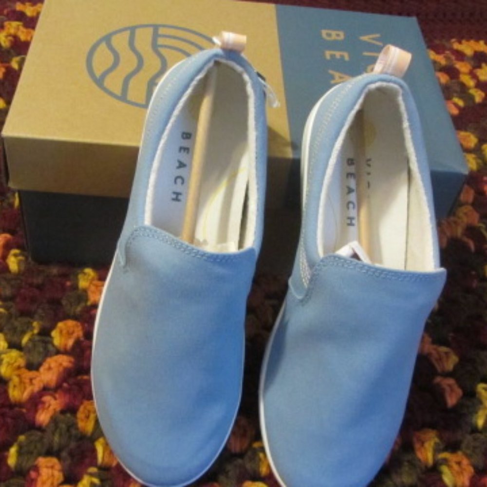 Vionic Beach shoes, NIB, size 7 1/2  W, Sky